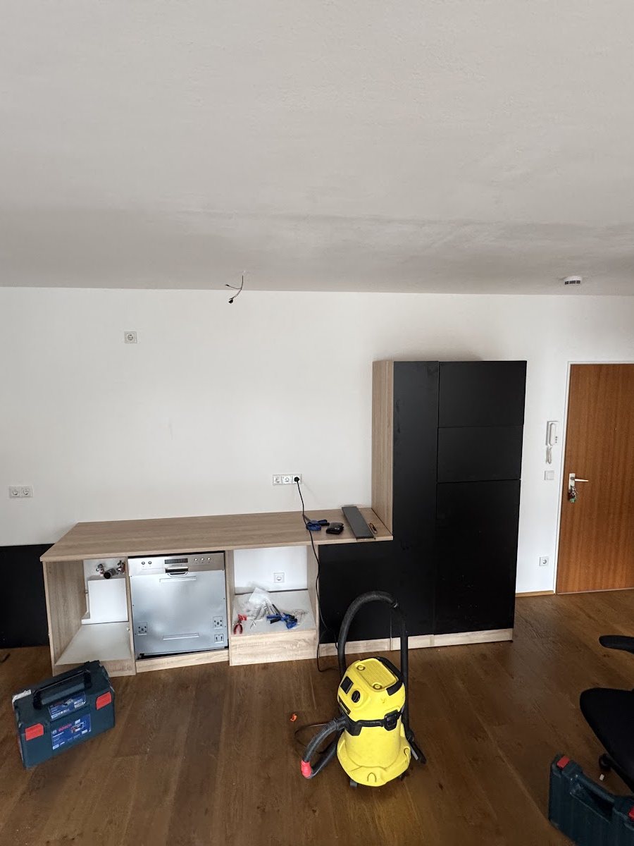 Aufbau beginnt im leeren Raum