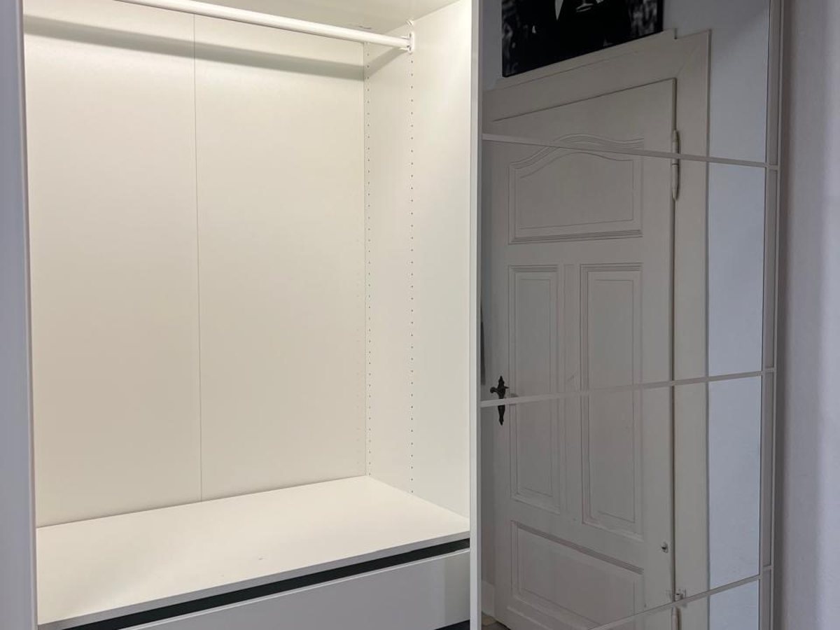 Kleiderschrank mit Innenbeleuchtung und Schubladen